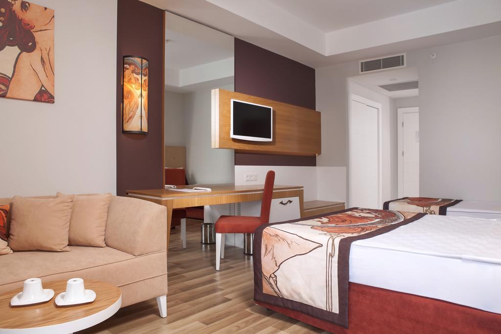 Orange Palace Side Room photo