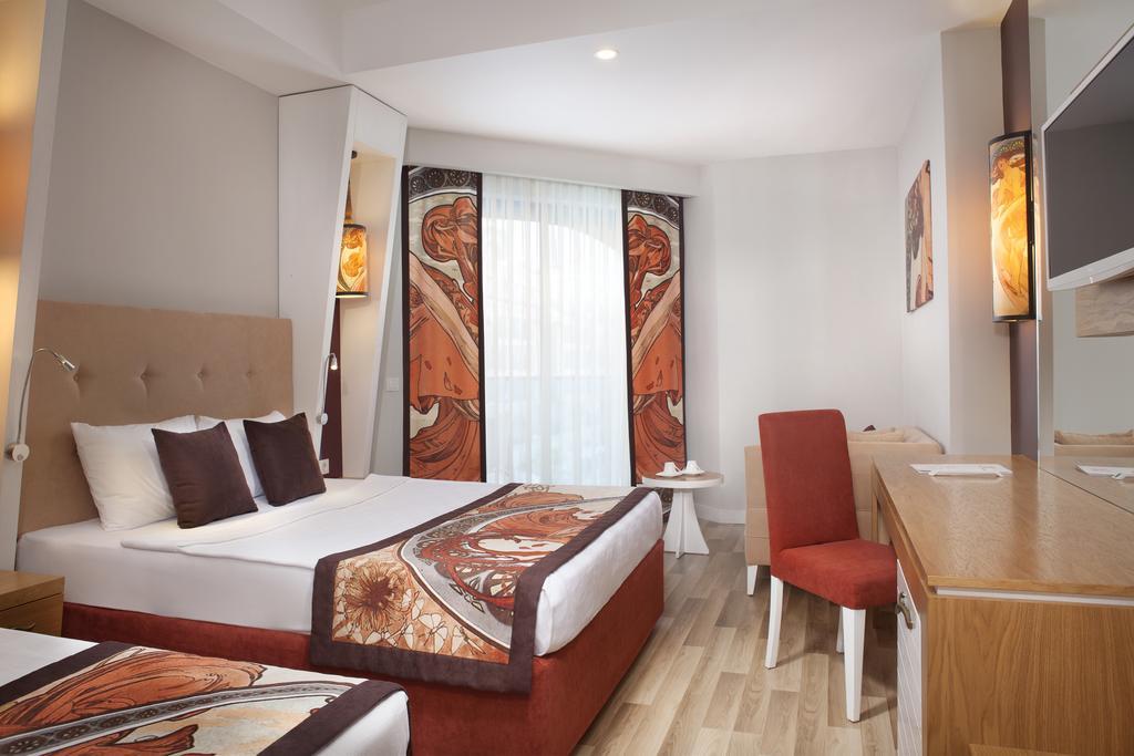 Orange Palace Side Room photo